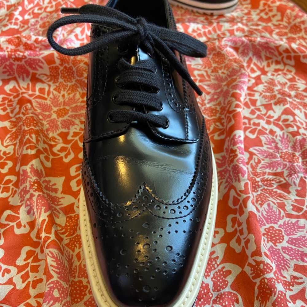 Prada - Picture 2 of 6